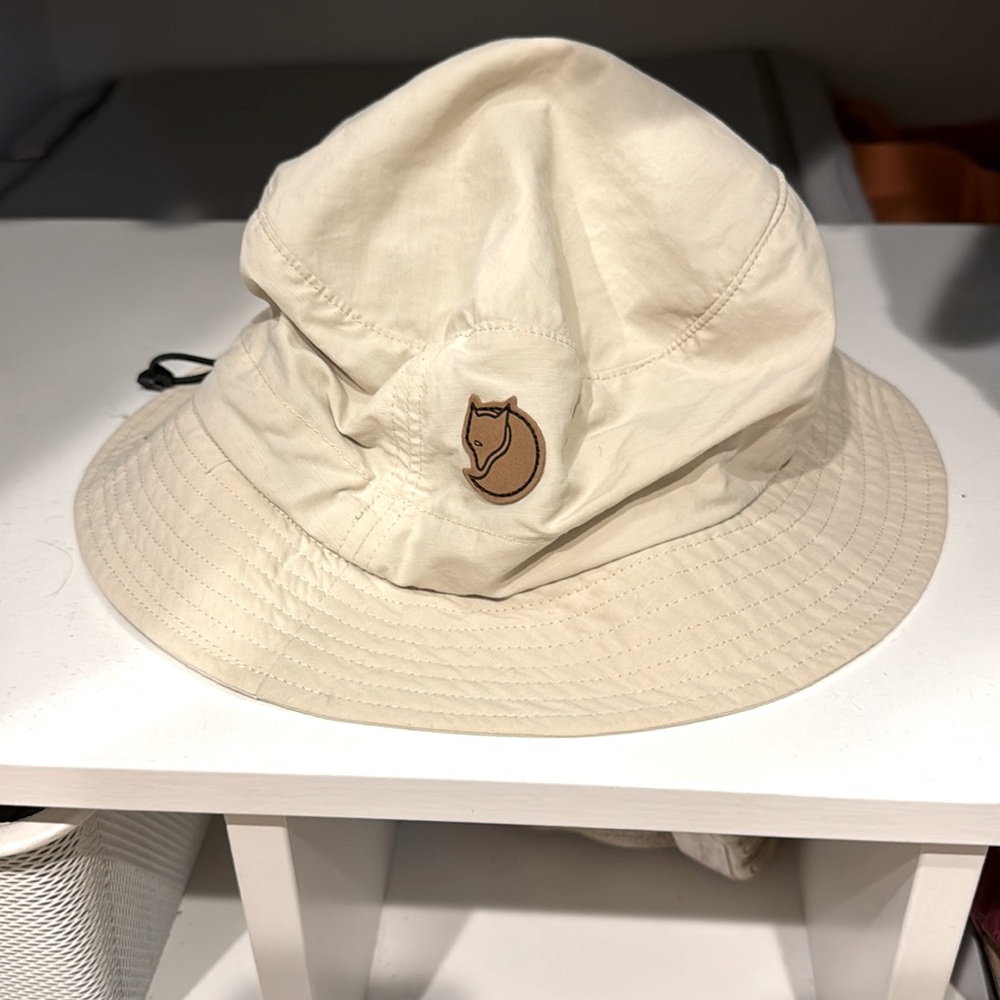 NWOT - fjallraven - Travelers MT Hat